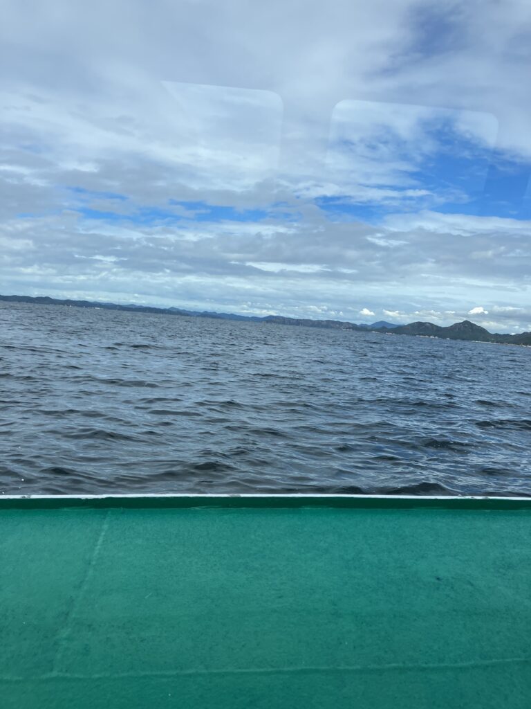 小豆島の土庄港に向かう高速船から見れる瀬戸内海の景色
